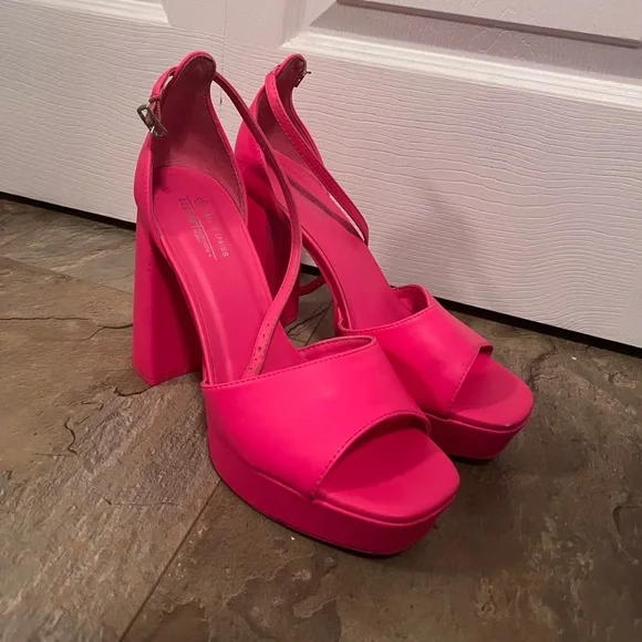 Pink heels - Picture 2 of 4